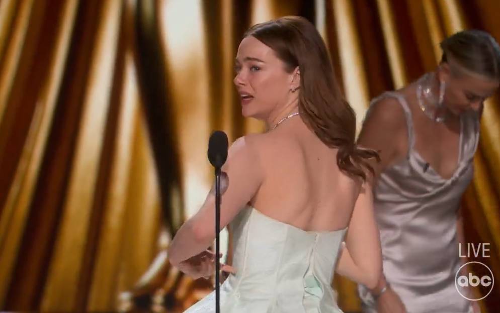 Emma Stone'un elbisesi Oscar ödül gecesinde patladı. Başına gelen pişmiş tavuğun başına gelmedi 2